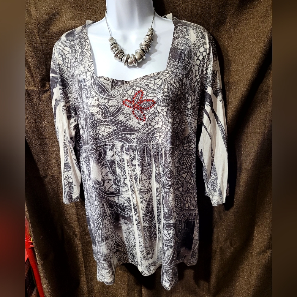 Women's Fashion Bug  3/4 sleeve, square neck line, Pullover.